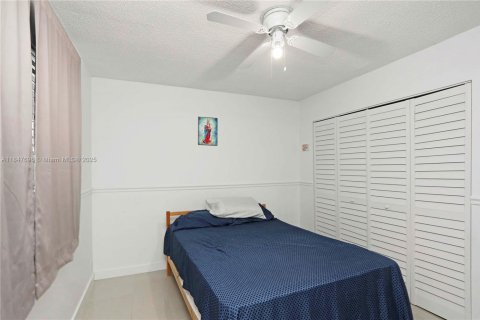 Condo in Hialeah Gardens, Florida, 2 bedrooms  № 1848266 - photo 21