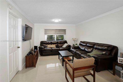 Condo in Hialeah Gardens, Florida, 2 bedrooms  № 1848266 - photo 12