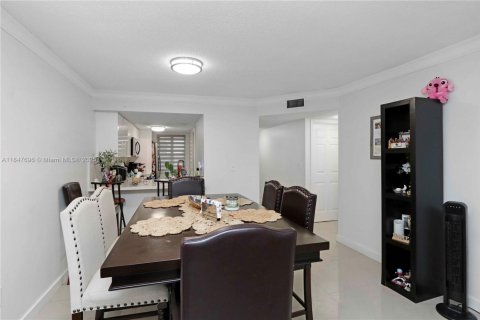 Condo in Hialeah Gardens, Florida, 2 bedrooms  № 1848266 - photo 9