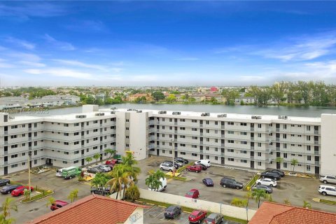 Condo in Hialeah Gardens, Florida, 2 bedrooms  № 1848266 - photo 23