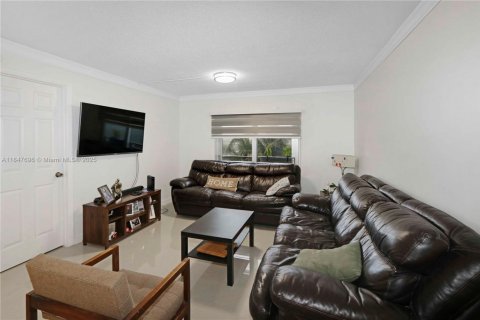 Condo in Hialeah Gardens, Florida, 2 bedrooms  № 1848266 - photo 11