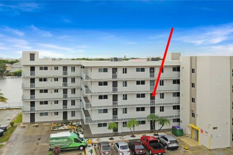 Condo in Hialeah Gardens, Florida, 2 bedrooms  № 1848266 - photo 26