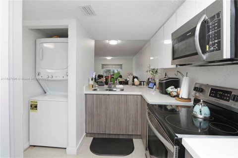 Condo in Hialeah Gardens, Florida, 2 bedrooms  № 1848266 - photo 3