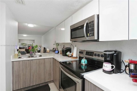 Condo in Hialeah Gardens, Florida, 2 bedrooms  № 1848266 - photo 2