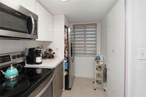 Condo in Hialeah Gardens, Florida, 2 bedrooms  № 1848266 - photo 4