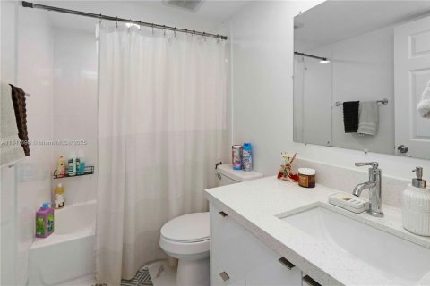 Condo in Hialeah Gardens, Florida, 2 bedrooms  № 1848266 - photo 15
