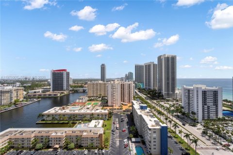 Condominio en venta en Hallandale Beach, Florida, 2 dormitorios, 121.33 m2 № 2032631 - foto 7