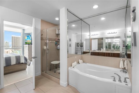Condominio en venta en Hallandale Beach, Florida, 2 dormitorios, 121.33 m2 № 2032631 - foto 14
