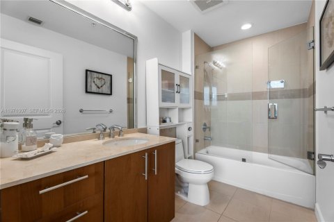 Condominio en venta en Hallandale Beach, Florida, 2 dormitorios, 121.33 m2 № 2032631 - foto 17