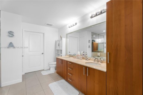 Condominio en venta en Hallandale Beach, Florida, 2 dormitorios, 121.33 m2 № 2032631 - foto 13