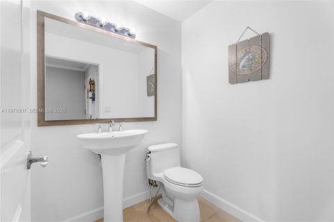 Condominio en venta en Hallandale Beach, Florida, 2 dormitorios, 121.33 m2 № 2032631 - foto 19