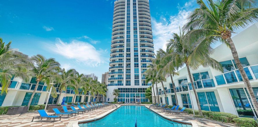 Condominio en Hallandale Beach, Florida, 2 dormitorios № 2032631