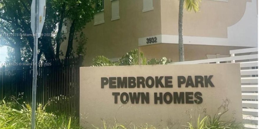 Condo in Pembroke Park, Florida, 2 bedrooms № 1862923