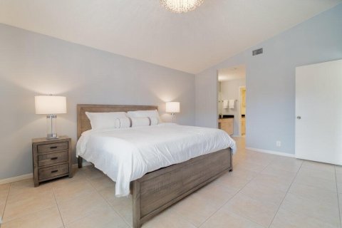 House in Wellington, Florida 2 bedrooms, 114.36 sq.m. № 2082067 - photo 11