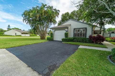House in Wellington, Florida 2 bedrooms, 114.36 sq.m. № 2082067