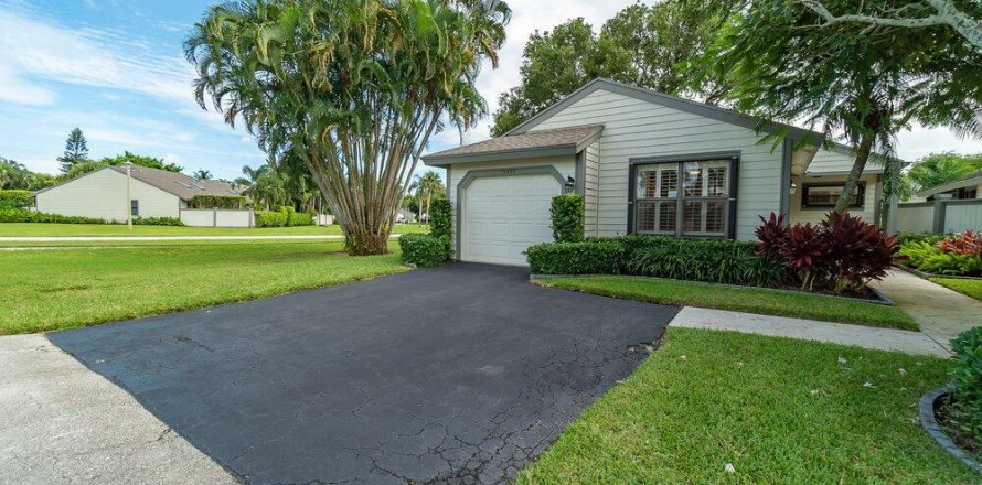 House in Wellington, Florida 2 bedrooms, 114.36 sq.m. № 2082067