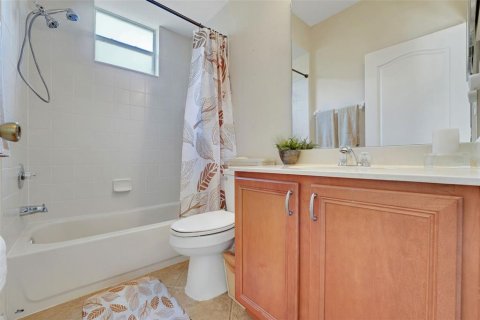 House in Sorrento, Florida 4 bedrooms, 246.75 sq.m. № 1757342 - photo 18