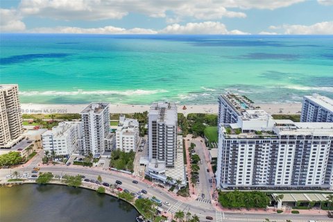 Condominio en Miami Beach, Florida, 2 dormitorios № 2244388
