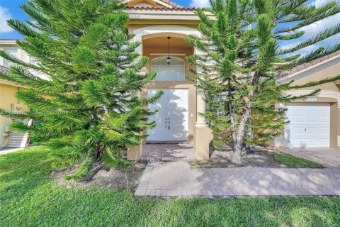 Villa ou maison à louer à Miami, Floride: 4 chambres, 263.01 m2 № 1945655 - photo 7