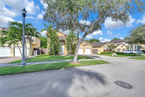 Villa ou maison à louer à Miami, Floride: 4 chambres, 263.01 m2 № 1945655 - photo 2