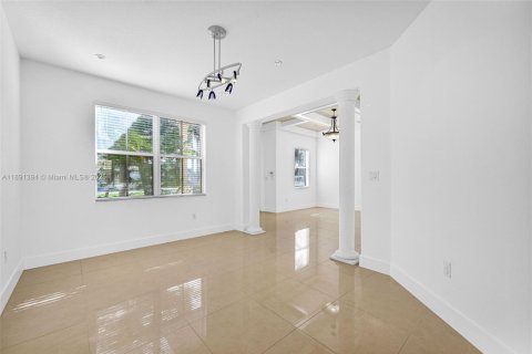 Villa ou maison à louer à Miami, Floride: 4 chambres, 263.01 m2 № 1945655 - photo 12