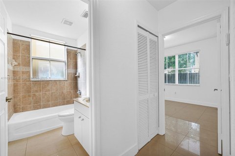 Villa ou maison à louer à Miami, Floride: 4 chambres, 263.01 m2 № 1945655 - photo 26