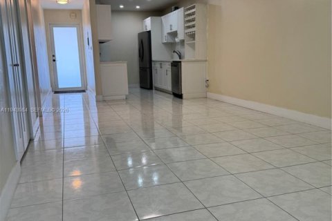 Condominio en venta en Miami, Florida, 1 dormitorio, 61.32 m2 № 2008641 - foto 2
