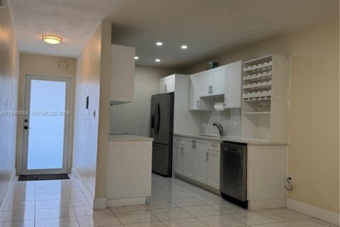 Condominio en Miami, Florida, 1 dormitorio  № 2008641