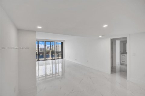 Снять в аренду кондоминиум в Авентура, Флорида 2 спальни, 100.24м2, № 1961960 - фото 10