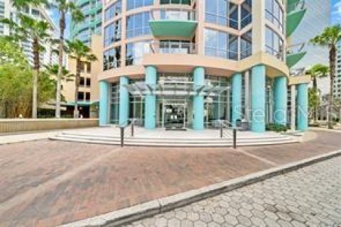 Condo in Orlando, Florida, 2 bedrooms  № 2400285 - photo 2