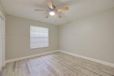 Villa ou maison à louer à Fort Lauderdale, Floride: 4 chambres, 185.8 m2 № 1839627 - photo 18