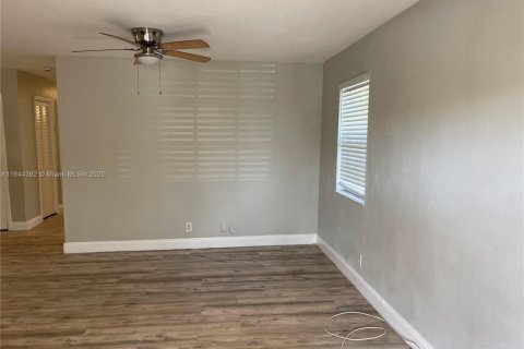 House in Fort Lauderdale, Florida 4 bedrooms, 185.8 sq.m. № 1839627 - photo 3