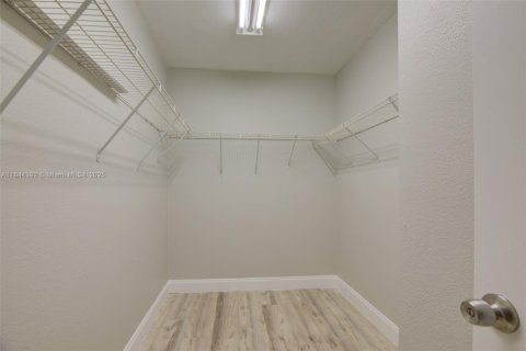 Villa ou maison à louer à Fort Lauderdale, Floride: 4 chambres, 185.8 m2 № 1839627 - photo 17