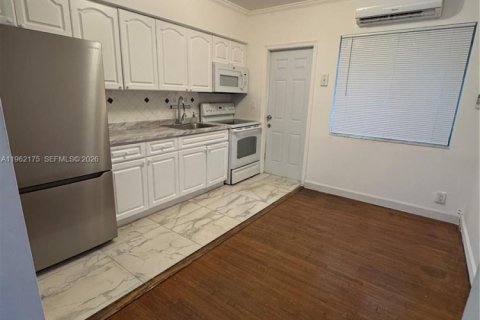 Condominio en alquiler en Coral Gables, Florida, 2 dormitorios, 325.16 m2 № 2025873 - foto 3