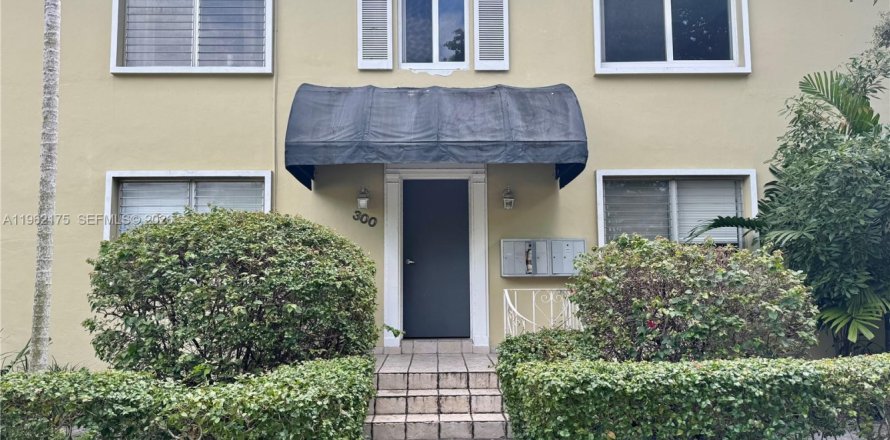 Condominio en Coral Gables, Florida, 2 dormitorios  № 2025873