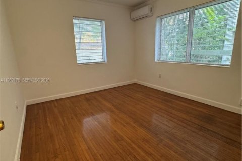 Condominio en alquiler en Coral Gables, Florida, 2 dormitorios, 325.16 m2 № 2025873 - foto 11