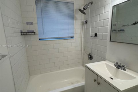 Condominio en alquiler en Coral Gables, Florida, 2 dormitorios, 325.16 m2 № 2025873 - foto 9