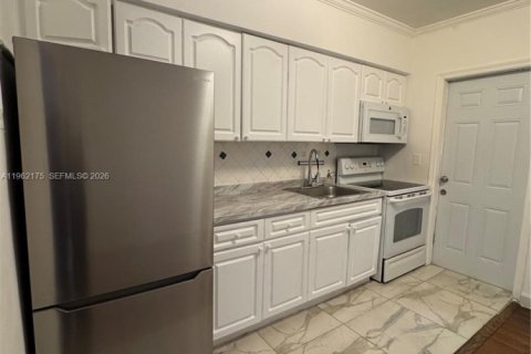 Condominio en alquiler en Coral Gables, Florida, 2 dormitorios, 325.16 m2 № 2025873 - foto 4