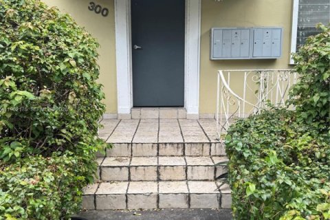 Condominio en alquiler en Coral Gables, Florida, 2 dormitorios, 325.16 m2 № 2025873 - foto 15