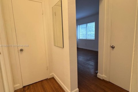 Condominio en alquiler en Coral Gables, Florida, 2 dormitorios, 325.16 m2 № 2025873 - foto 12