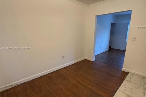 Condominio en alquiler en Coral Gables, Florida, 2 dormitorios, 325.16 m2 № 2025873 - foto 5