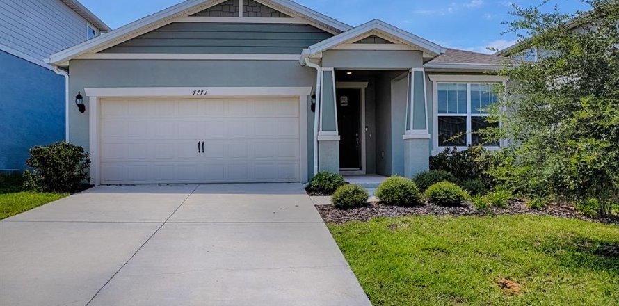 House in Clermont, Florida 3 bedrooms, 199.18 sq.m. № 2313096