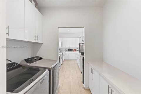 Снять в аренду виллу или дом в Майами, Флорида 4 спальни, 186.64м2, № 1963805 - фото 19