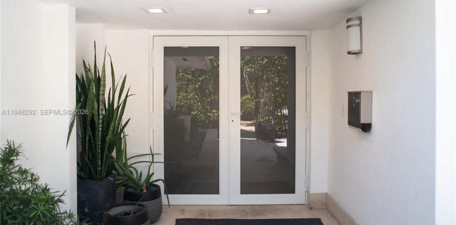 Casa en North Miami, Florida 5 dormitorios, 264.49 m2 № 2004337