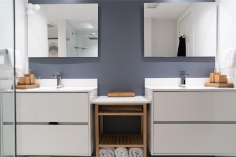 Casa en venta en North Miami, Florida, 5 dormitorios, 264.49 m2 № 2004337 - foto 18