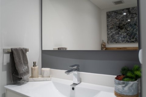 Casa en venta en North Miami, Florida, 5 dormitorios, 264.49 m2 № 2004337 - foto 15