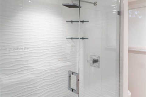 Casa en venta en North Miami, Florida, 5 dormitorios, 264.49 m2 № 2004337 - foto 19