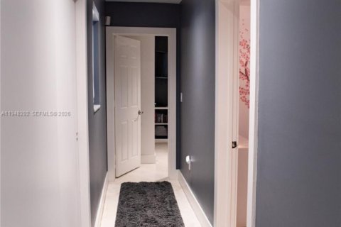 Casa en venta en North Miami, Florida, 5 dormitorios, 264.49 m2 № 2004337 - foto 16