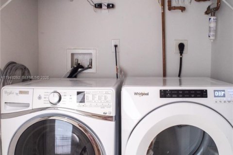 Casa en venta en North Miami, Florida, 5 dormitorios, 264.49 m2 № 2004337 - foto 28