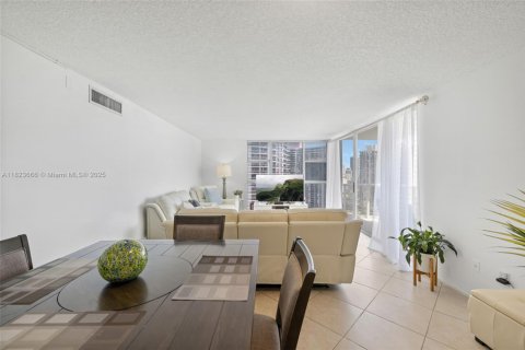 Condominio en venta en Aventura, Florida, 2 dormitorios, 106.28 m2 № 2035418 - foto 12